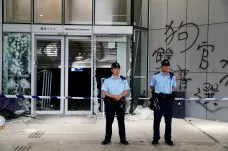Vůdkyně Hongkongu odsoudila poničení parlamentu. Na potrestání výtržníků trvá i Peking