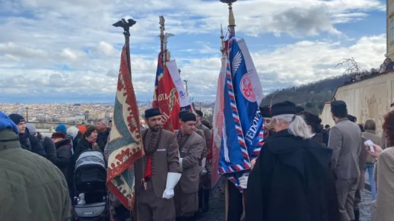 Na Hradčanské náměstí dorazili i zástupci České obce sokolské Zdroj: ČT24