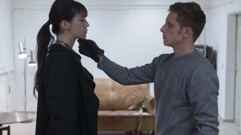 Nymfomanka / Charlotte Gainsbourgová, Jamie Bell