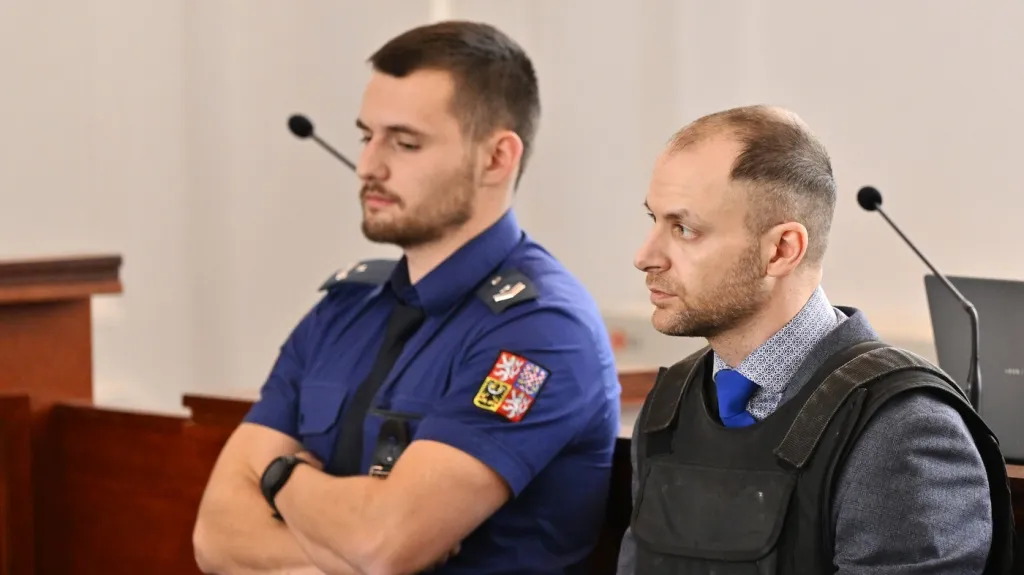 Bývalý primář u soudu v Plzni v neprůstřelné vestě