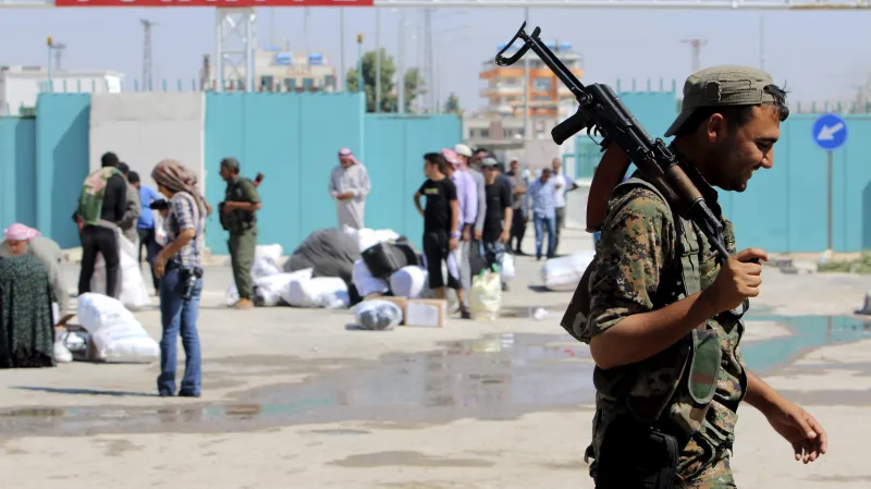 Kurdský voják u syrsko-tureckých hranic