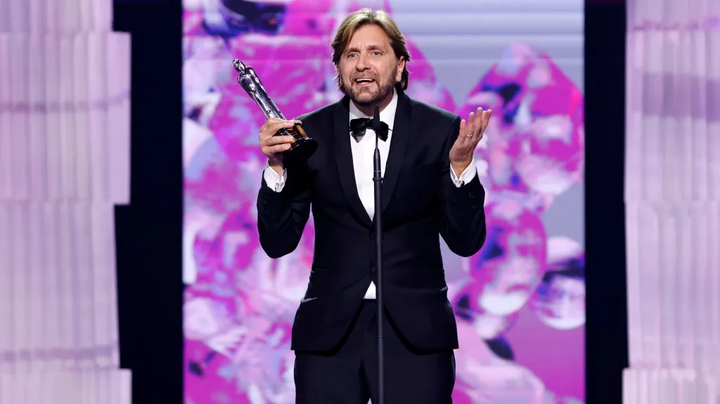 Režisér a scenárista Ruben Östlund přebírá cenu Evropské filmové akademie