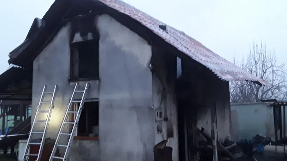 Hasiči přijeli k požáru zahradního domku