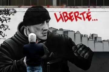Francouzský boxer, který napadl policisty během demonstrace žlutých vest, dostal rok vězení