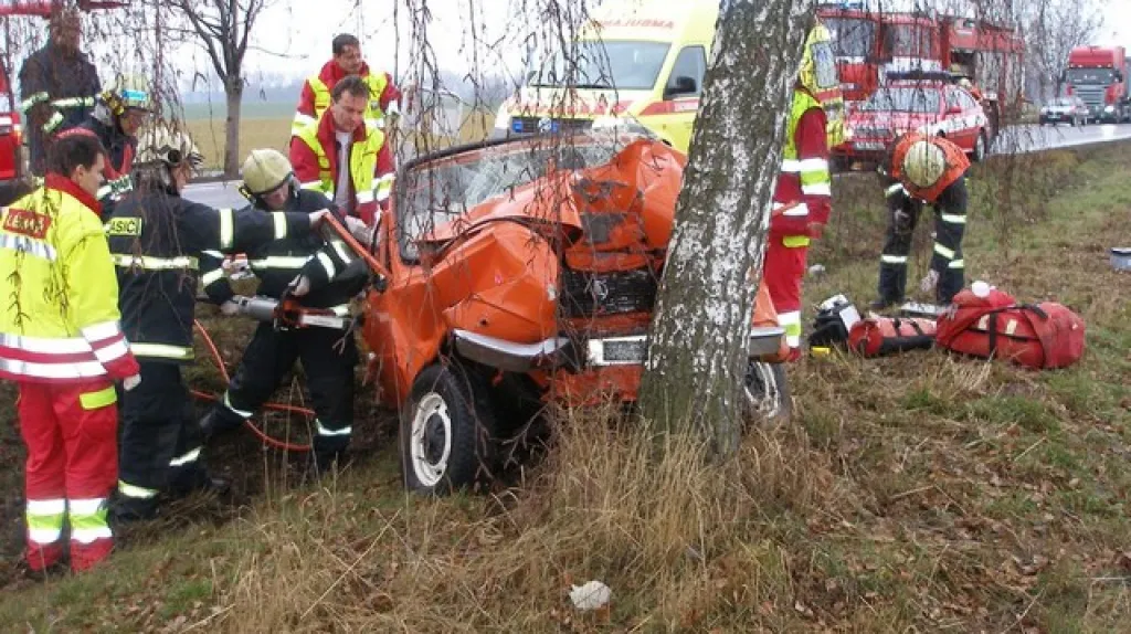 Auto po nárazu do stromu