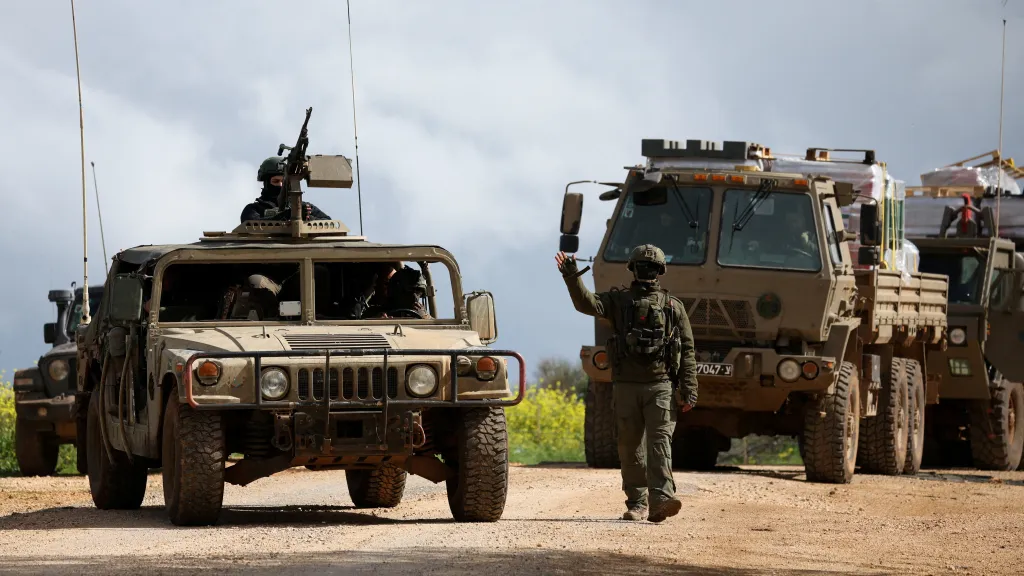 Izraelská armáda poblíž hranice Izraele s Libanonem na snímku z 30. března 2026