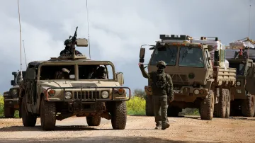 Izraelská armáda poblíž hranice Izraele s Libanonem na snímku z 30. března 2026