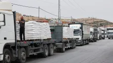 Kamiony s potravinovou pomocí poblíž přechodu u Hebronu