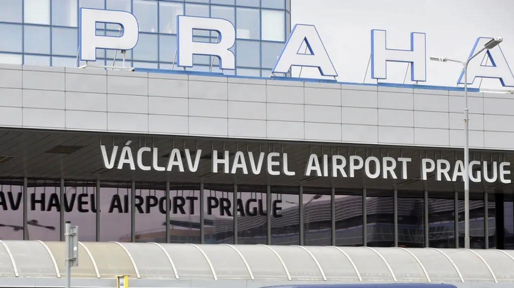 Nový nápis u terminálu letiště