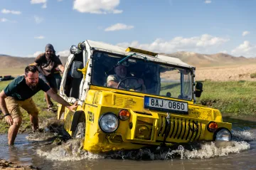 Trabanty nahradila žába. Žlutý obojživelník se vypravil do Mongolska