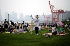 Šanghaj rozvolňuje tvrdá opatření. Život obyvatel ale nadále zůstává pod kontrolou úřadů