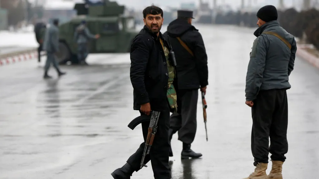 Afghánští policisté poblíž místa útoku