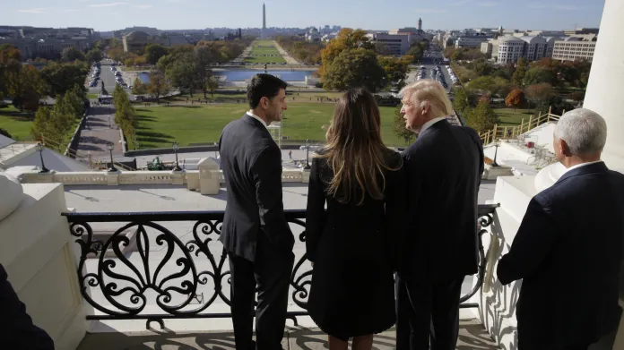 Paul Ryan, Donald Trump, jeho žena Melanie a Mike Pence na balkóně Kapitolu