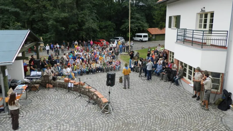 Stavbě požehnal kněz-skaut Jiří Veselý