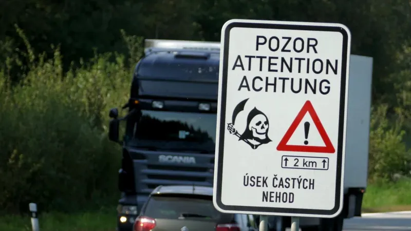 Na nebezpečný úsek, kde často dochází k nehodám, upozorňují i značky