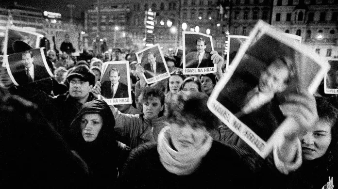Praha, 19. prosinec 1989 - před budovou Federálního shromáždění - Občané požadují po zákonodárcích, aby byl prezidentem zvolen V. Havel