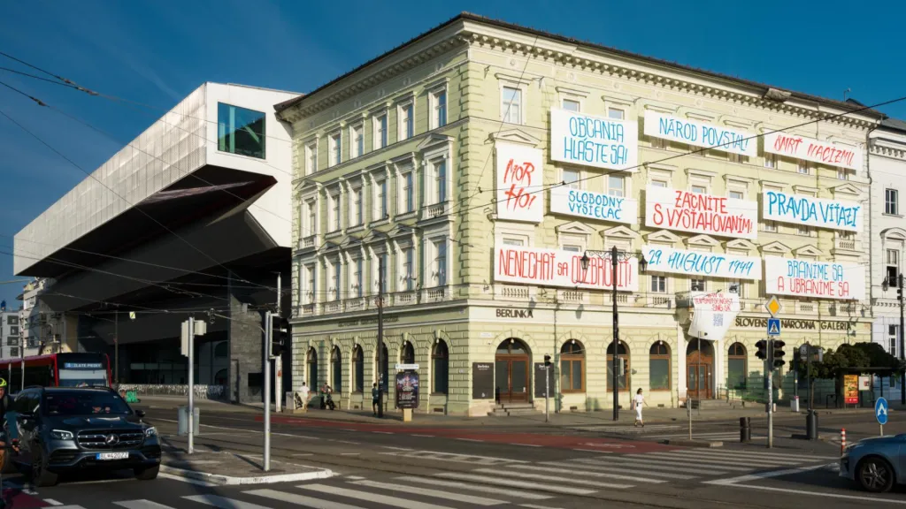 Intervence ve veřejném prostoru připravená k výročí Slovenského národního povstání. Ve formě odkazující na listopad 1989 a oslavující povstání se objevila na fasádě SNG několik dní po odvolání generální ředitelky. Součástí byla také přednáška SNP a výtvarné umění – od nadšení k politice na nádvoří galerie