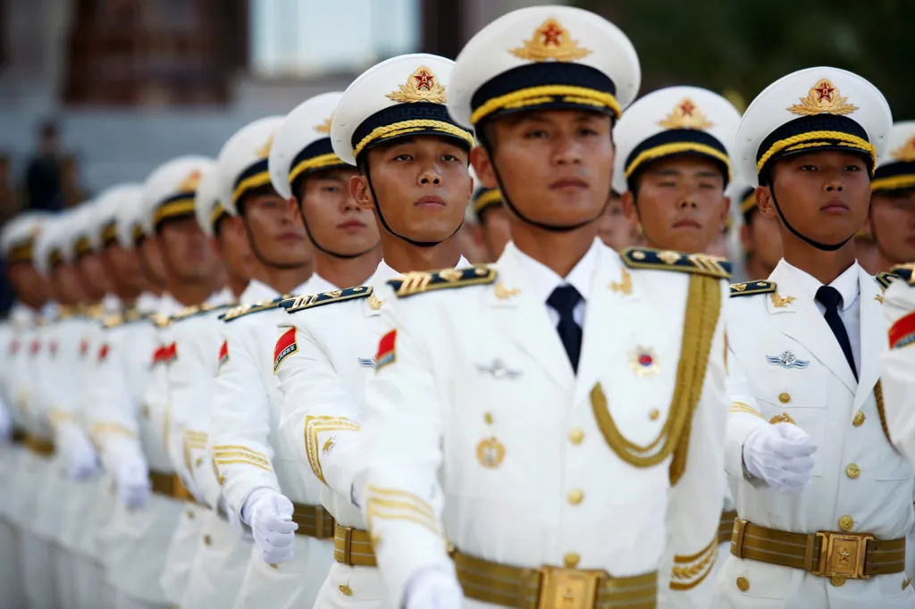 Nástup čestné stráže čínské armády během návštěvy premiéra Uzbekistánu Abdully Aripova