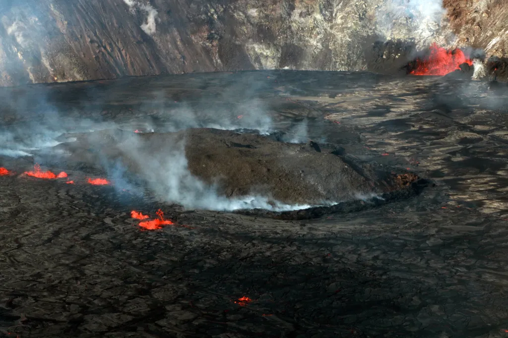 Vědci z  Havajské vulkanické observatoře (HVO) monitorují aktivitu sopky Kilauea v národním parku Hawaii na Havaji již několik let. Snímky ukazují aktivitu vulkánu v rozmezí 29. září až 3. října 2021