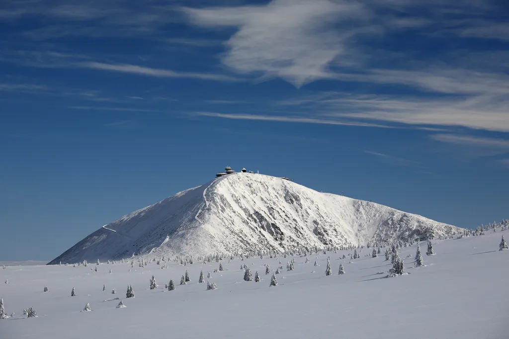 Sněžka, nejvyšší hora České republiky (1603 m), se nachází na Hraničním hřebenu ve východní části Krkonoš. Nabízí panoramatické výhledy na českou i polskou stranu hor. Průměrná teplota je zde oko 0,2 °C a sídlí zde nejvýše položená Česká poštovna