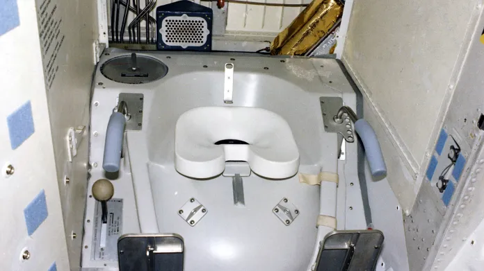 Záchod využívaný na amerických raketoplánech