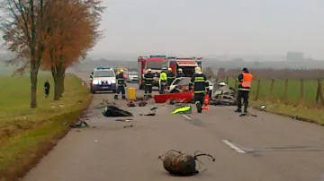 Nehoda autobusu a auta u Suchohrdel na Znojemsku