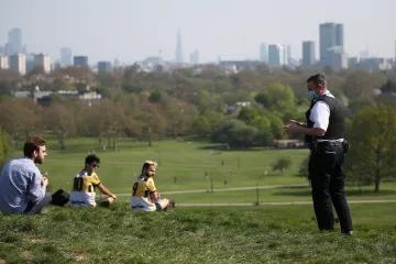 Británie hlásí rekordní počet obětí. Koronavirus na světě zabil přes sto tisíc lidí