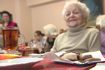 Senioři zůstávají na Vánoce v domovech. Většinou ale nesmutní