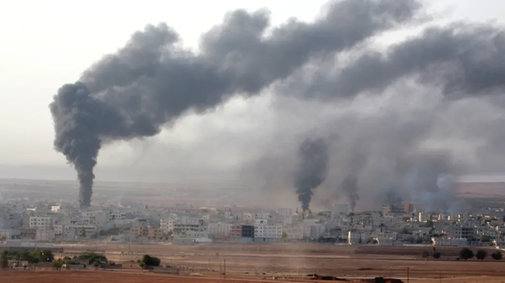 Stopy spojeneckých náletů na cíle islamistů v Kobani