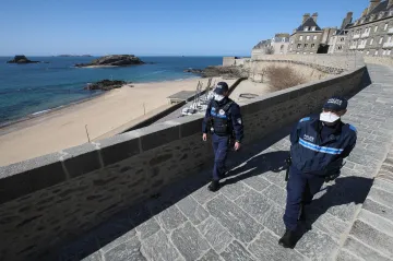 V Itálii zvolnil nárůst nemocných, Turecko kvůli koronaviru mládeži zakáže vycházení 