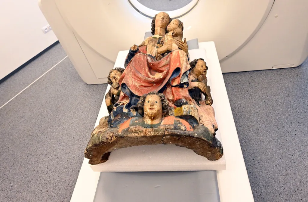 Tomografie dřevěné sochy Madony z Havraně