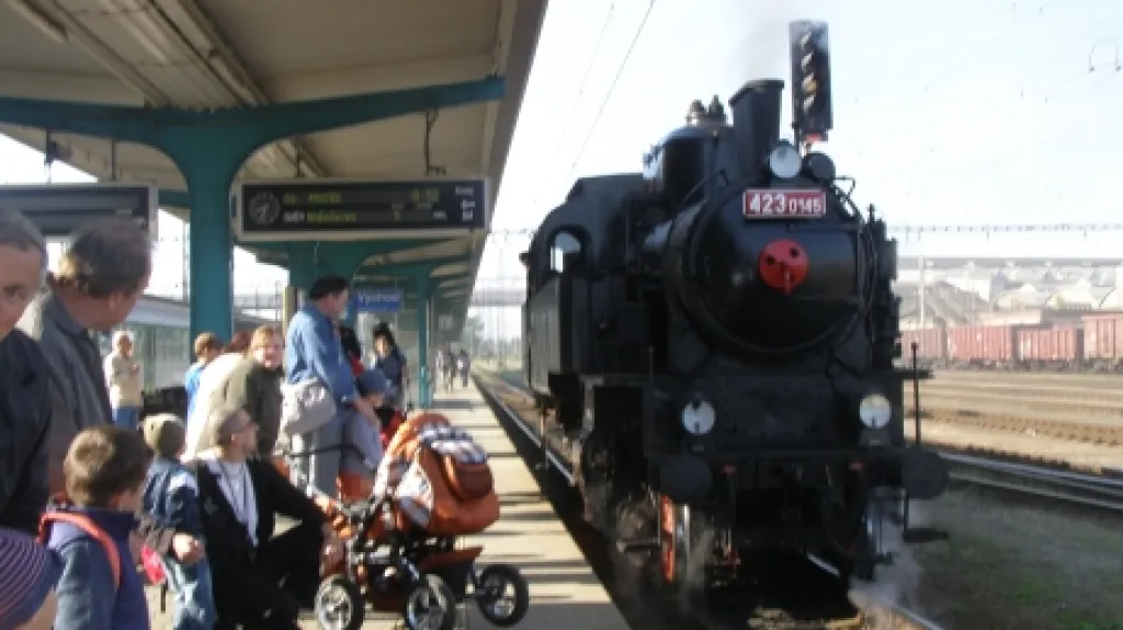 Parní vlak na cestě z Hradce Králové do Dvora Králové n. L.