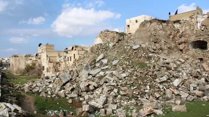 Zemětřesením poškozená citadela v syrském Halabu (Aleppu)