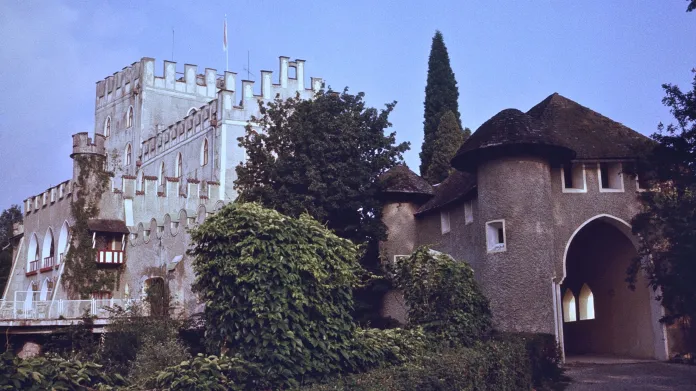Hlavní brána do hradního komplexu (na snímku z roku 1979)