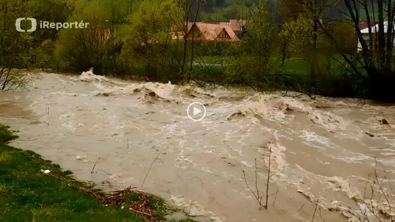 Rozvodněná Vsetínská Bečva se začíná vylévat v Halenkově