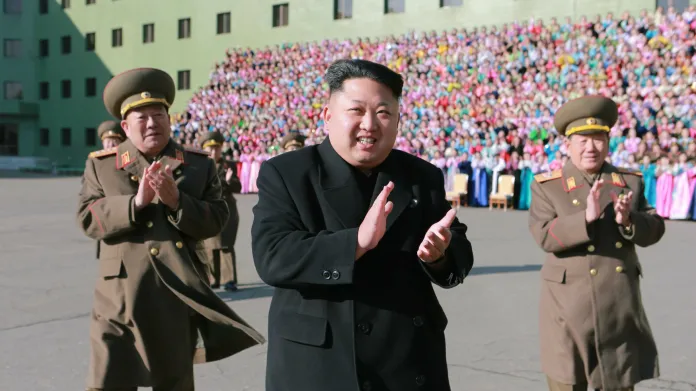 Kim Čong-un při setkání s manželkami vojáků