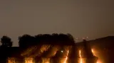Ovocnáři v Německu zapálili v broskvovém sadu přes 180 svící. Doufají že ochrání stromy před mrazem.