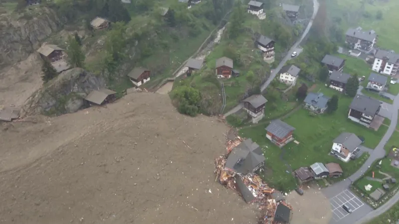Částečný kolaps ledovce poslal kamení a suť směrem k švýcarské vesnici