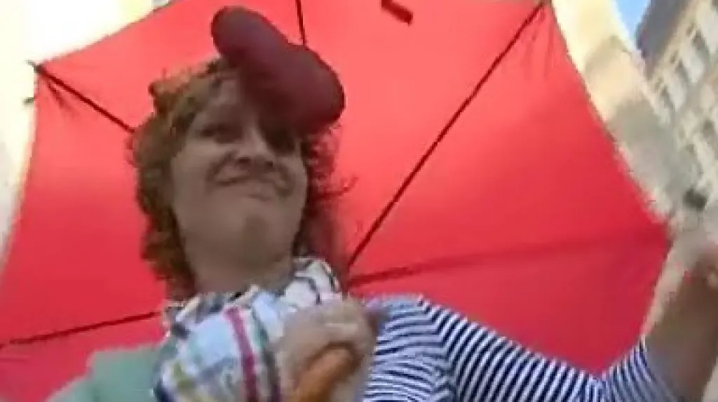Dobrovolnice předvádí model od Jany Ševčík