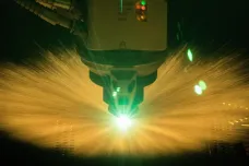Čeští vědci naučili laser rýt do velkých ploch. Teď může vylepšit letadla i peníze
