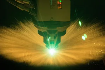 Čeští vědci naučili laser rýt do velkých ploch. Teď může vylepšit letadla i peníze