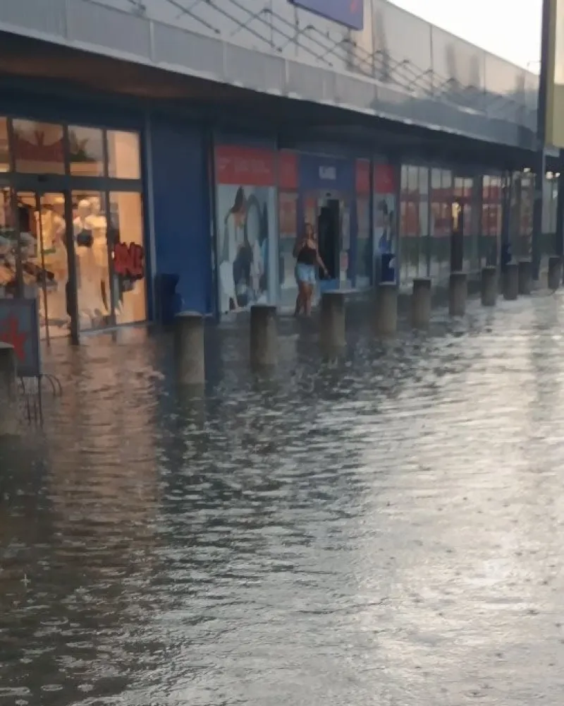 Další vlna bouřek si vyžádala zásahy hasičů