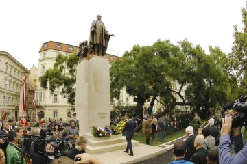 Socha prezidenta Wilsona je zpět před nádražím