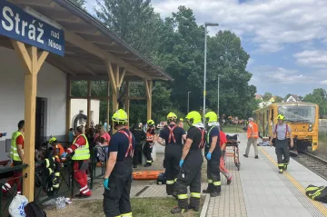 U Liberce se srazil vlak s nákladním autem, zraněných je 21 lidí