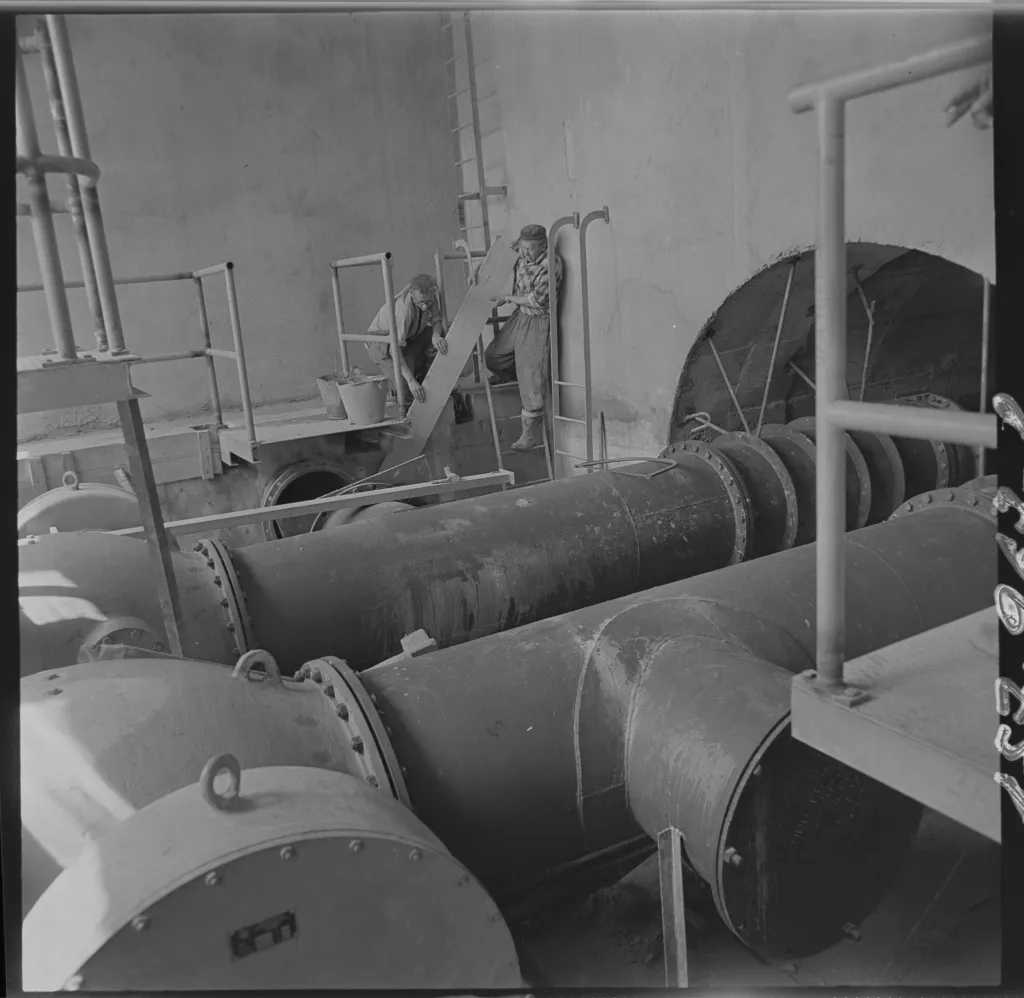 Na stavbě vodní nádrže na Malé Hané u Opatovic na Vyškovsku dokončili dělníci v roce 1972 práce na hlavních objektech celé přehrady, především na odběrné věži vody z vlastní nádrže, vlastní sypané hrázi, skluzu a vývaru vody