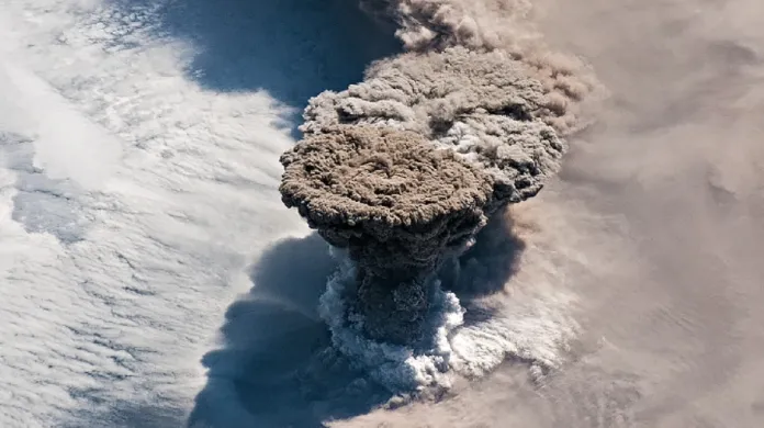 Erupce sopky Raikoko z vesmíru