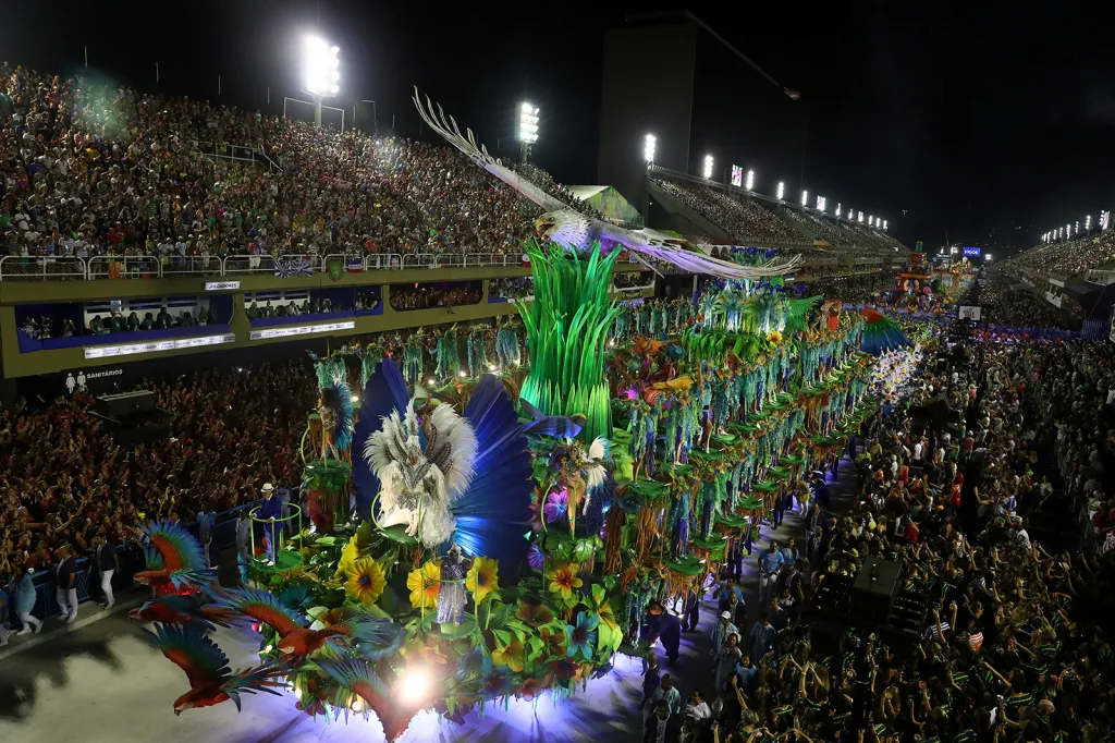 Účastníci karnevalu ze školy samby Portela při vystoupení během druhé noci karnevalové přehlídky na sambodromu v Riu de Janeiro