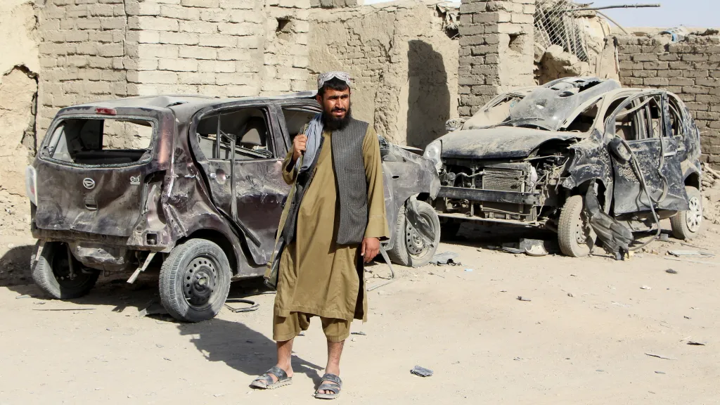 Tálibánský bojovník poblíž afghánsko-pákistánské hranice, 16. 10. 2025