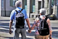 Obyvatel Česka bude ubývat. Výraznému stárnutí populace může zabránit jen migrace, ukazuje demografie