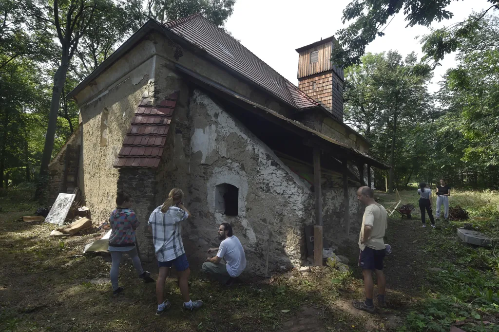 Střecha kostela je ze šindele a v roce 1801 ji bylo nutné zrekonstruovat
